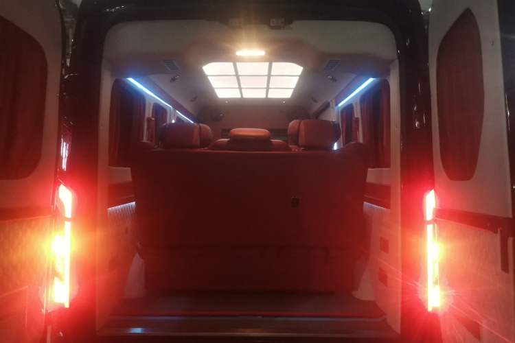 Used SAIC MAXUS Xintu V90 2022 2.0T Automatic Zhiyun King Rear-Drive Extended Wheelbase High-Roof Design with Single Rear Tire—6/7 Seater Trunk