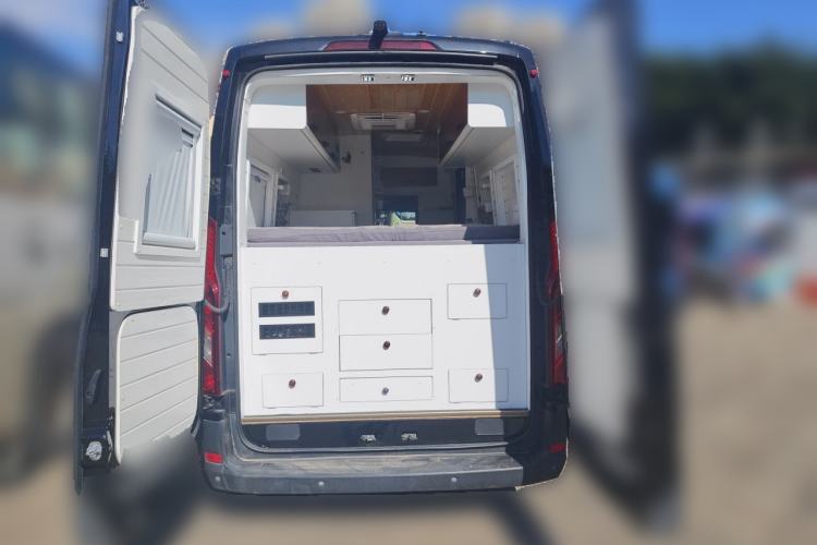 Used SAIC MAXUS Xintu V90 2022 2.0T Automatic VAN Rear-Drive Extended Wheelbase Ultra-High Roof with Dual Rear Tires 3-Seater Trunk