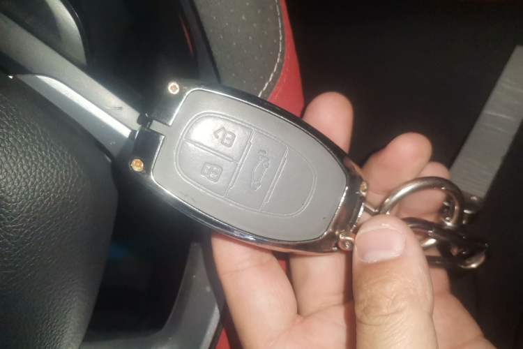 Used SAIC MAXUS Xintu V90 2022 2.0T Automatic Zhiyun King Rear-Drive Extended Wheelbase High-Roof Design with Single Rear Tire—6/7 Seater Vehicle Key