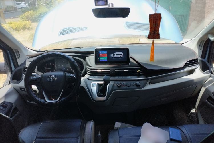 Used SAIC MAXUS Xintu V90 2022 2.0T AMT Yunjie Front-Wheel-Drive Short Wheelbase High-Roof with Single Rear Tire and 6 Seats Center Console