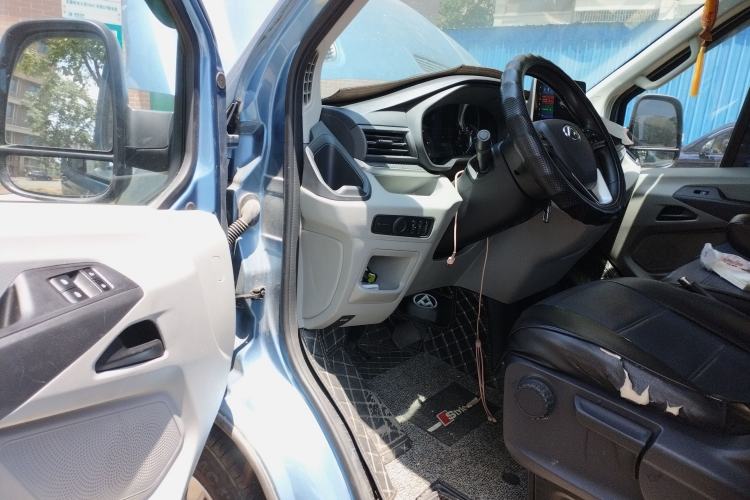 Used SAIC MAXUS Xintu V90 2022 2.0T AMT Yunjie Front-Wheel-Drive Short Wheelbase High-Roof with Single Rear Tire and 6 Seats Driver Seat