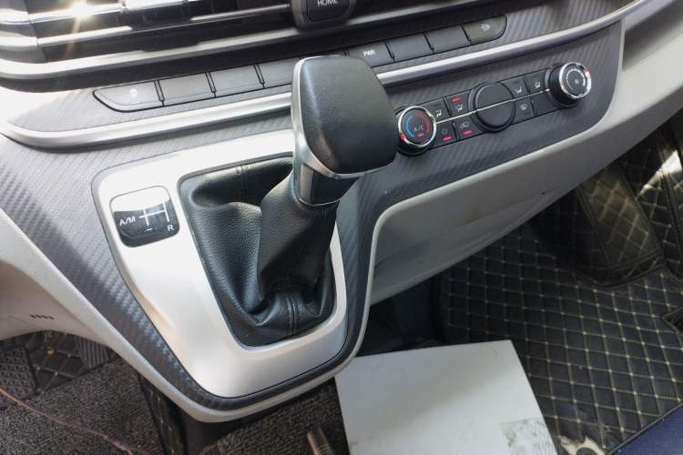 Used SAIC MAXUS Xintu V90 2022 2.0T AMT Yunjie Front-Wheel-Drive Short Wheelbase High-Roof with Single Rear Tire and 6 Seats Gear Lever
