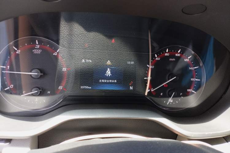 Used SAIC MAXUS Xintu V90 2022 2.0T AMT Yunjie Front-Wheel-Drive Short Wheelbase High-Roof with Single Rear Tire and 6 Seats Instrument Cluster