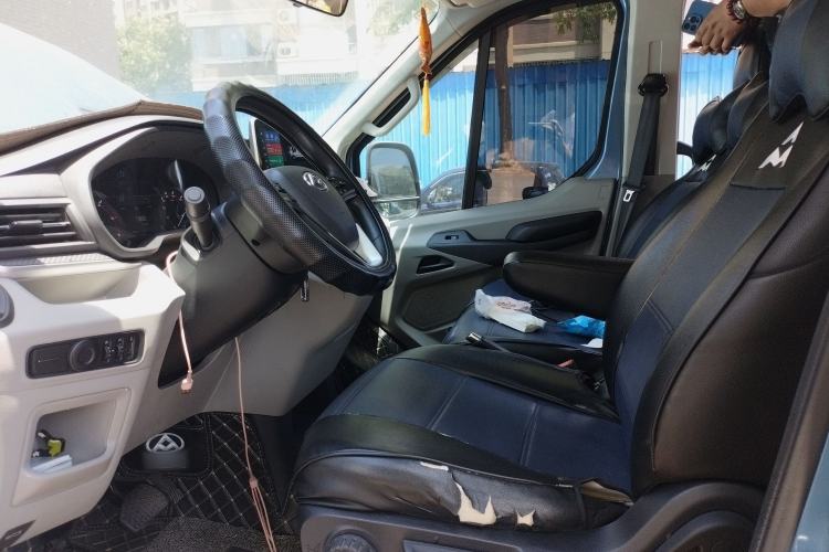 Used SAIC MAXUS Xintu V90 2022 2.0T AMT Yunjie Front-Wheel-Drive Short Wheelbase High-Roof with Single Rear Tire and 6 Seats Left Front Seat