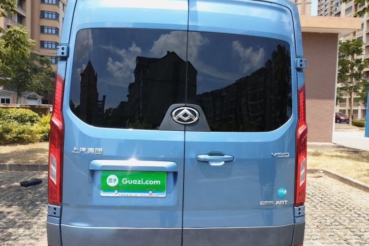 Used SAIC MAXUS Xintu V90 2022 2.0T AMT Yunjie Front-Wheel-Drive Short Wheelbase High-Roof with Single Rear Tire and 6 Seats Rear