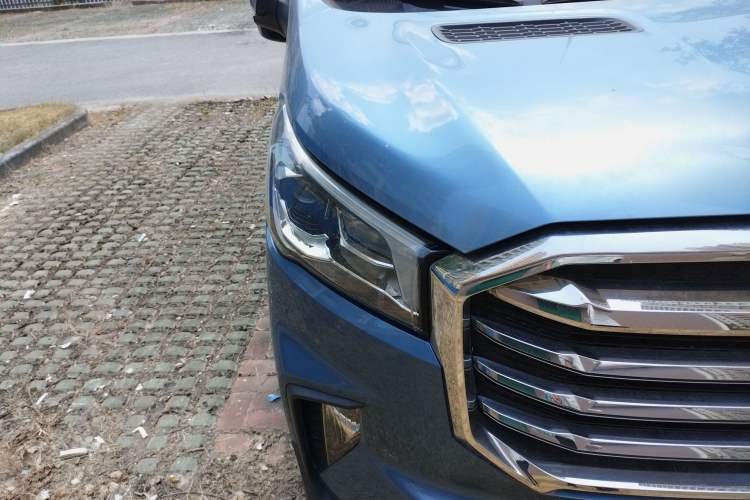 Used SAIC MAXUS Xintu V90 2022 2.0T AMT Yunjie Front-Wheel-Drive Short Wheelbase High-Roof with Single Rear Tire and 6 Seats Right Front Headlight