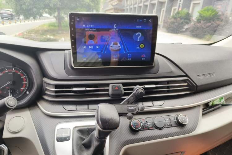Used SAIC MAXUS Xintu V90 2022 2.0T AMT Yunjie Front-Wheel-Drive Short Wheelbase Mid-Roof Design with Single Rear Tire and 6 Seats Audio And AC Panel