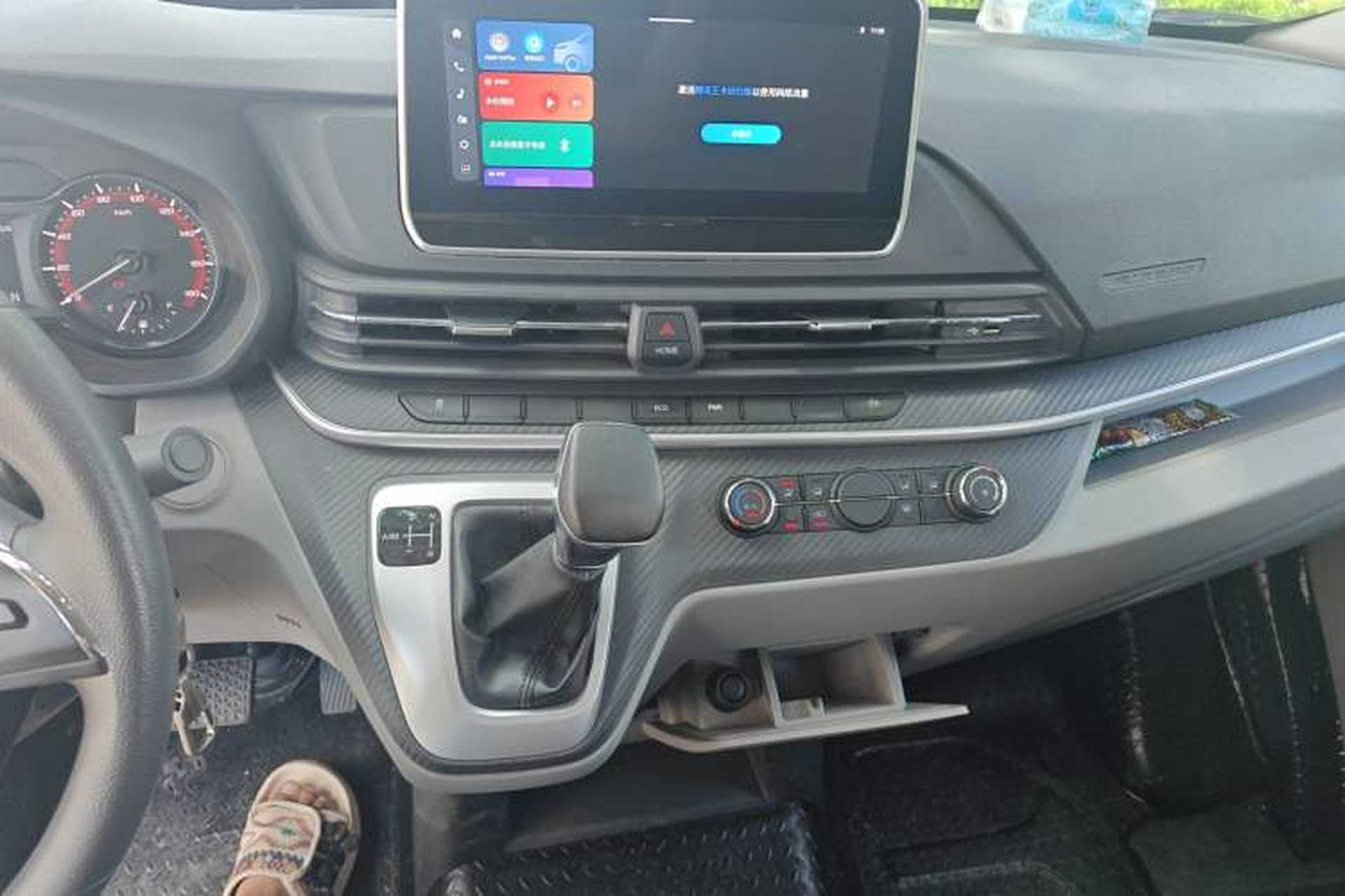Used SAIC MAXUS Xintu V90 2022 2.0T AMT Yunjie Front-Wheel-Drive Short Wheelbase Mid-Roof Design with Single Rear Tire and 6 Seats Audio And AC Panel
