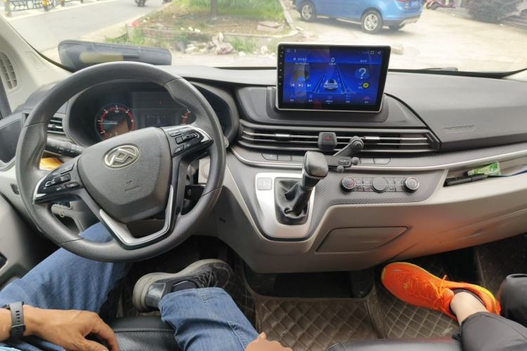 Used SAIC MAXUS Xintu V90 2022 2.0T AMT Yunjie Front-Wheel-Drive Short Wheelbase Mid-Roof Design with Single Rear Tire and 6 Seats Center Console