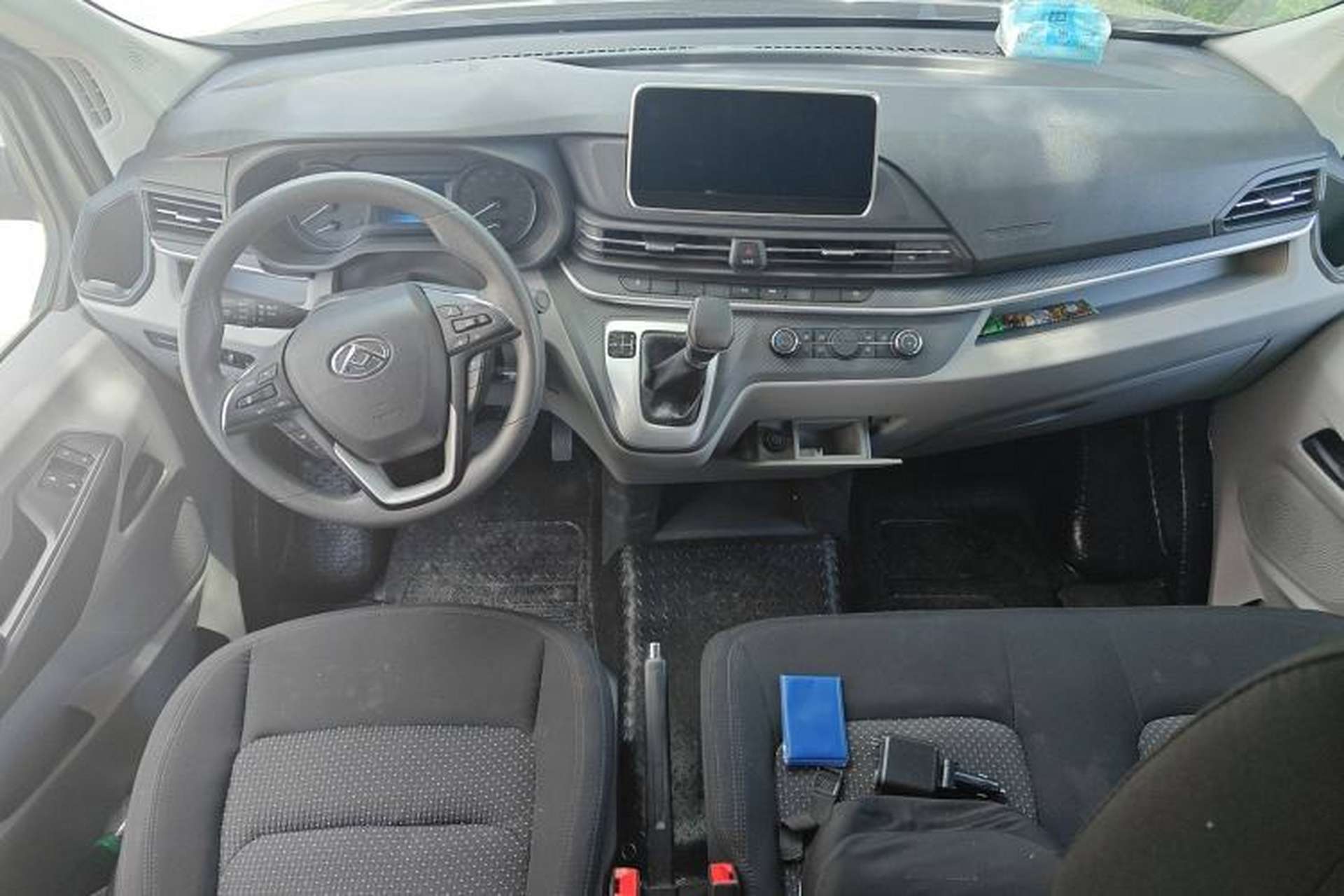Used SAIC MAXUS Xintu V90 2022 2.0T AMT Yunjie Front-Wheel-Drive Short Wheelbase Mid-Roof Design with Single Rear Tire and 6 Seats Center Console