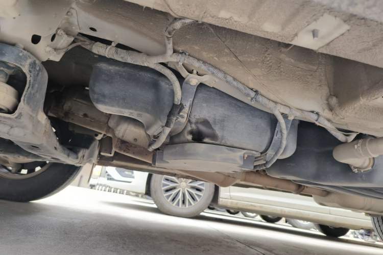 Used SAIC MAXUS Xintu V90 2022 2.0T AMT Yunjie Front-Wheel-Drive Short Wheelbase Mid-Roof Design with Single Rear Tire and 6 Seats Chassis Front Left