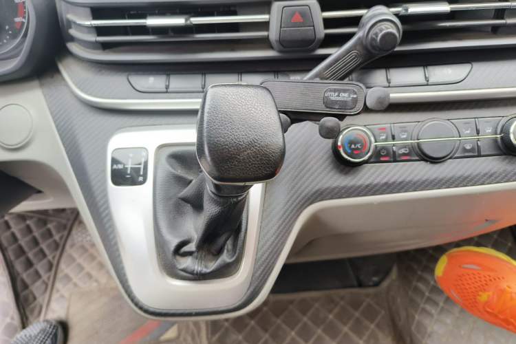 Used SAIC MAXUS Xintu V90 2022 2.0T AMT Yunjie Front-Wheel-Drive Short Wheelbase Mid-Roof Design with Single Rear Tire and 6 Seats Gear Lever