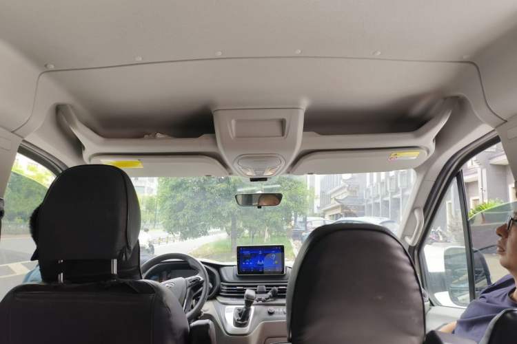 Used SAIC MAXUS Xintu V90 2022 2.0T AMT Yunjie Front-Wheel-Drive Short Wheelbase Mid-Roof Design with Single Rear Tire and 6 Seats Headliner