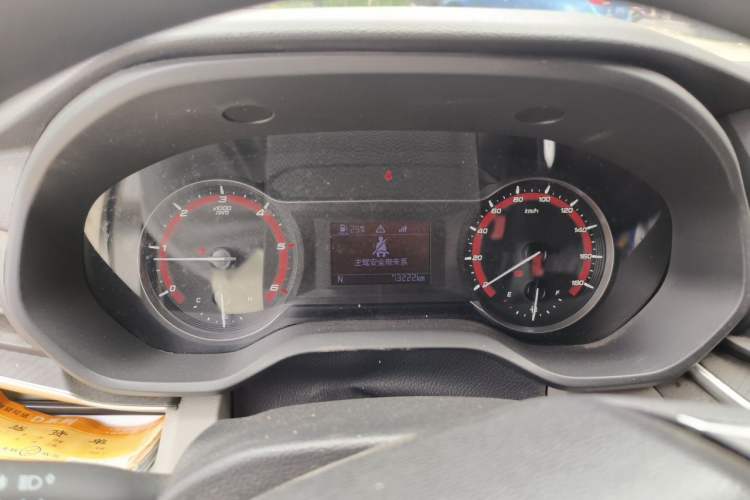 Used SAIC MAXUS Xintu V90 2022 2.0T AMT Yunjie Front-Wheel-Drive Short Wheelbase Mid-Roof Design with Single Rear Tire and 6 Seats Instrument Cluster