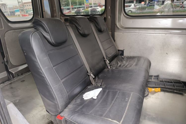 Used SAIC MAXUS Xintu V90 2022 2.0T AMT Yunjie Front-Wheel-Drive Short Wheelbase Mid-Roof Design with Single Rear Tire and 6 Seats Left Rear Seat