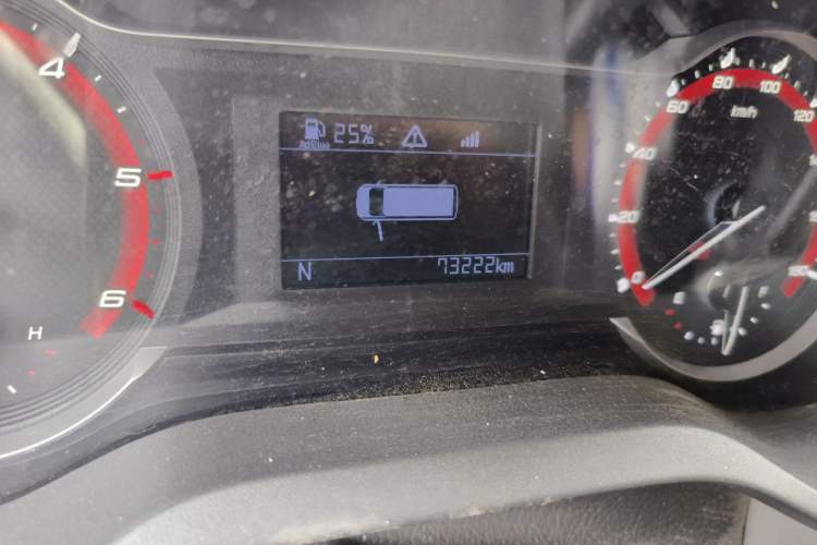 Used SAIC MAXUS Xintu V90 2022 2.0T AMT Yunjie Front-Wheel-Drive Short Wheelbase Mid-Roof Design with Single Rear Tire and 6 Seats Odometer Close Up