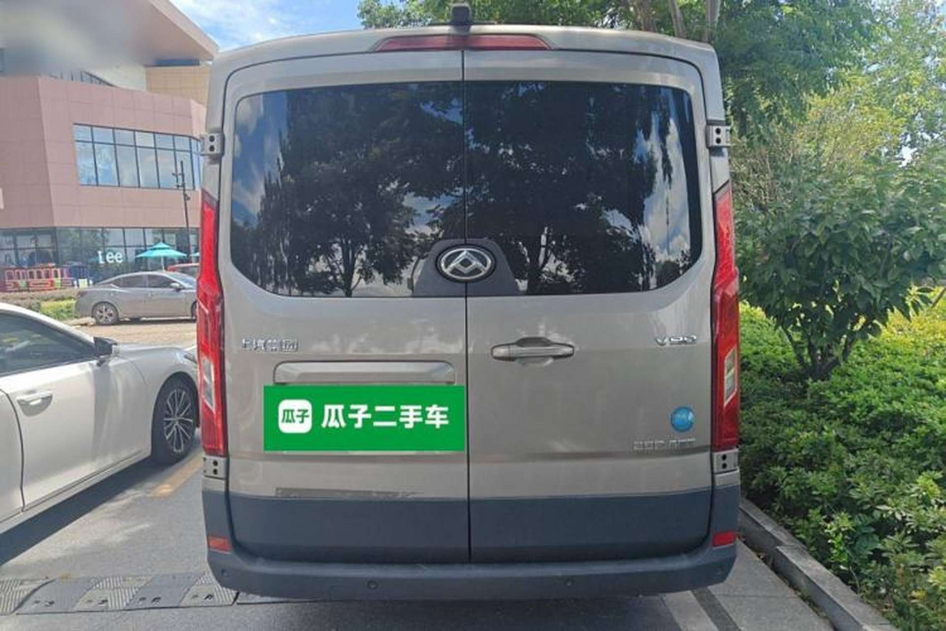 Used SAIC MAXUS Xintu V90 2022 2.0T AMT Yunjie Front-Wheel-Drive Short Wheelbase Mid-Roof Design with Single Rear Tire and 6 Seats Rear