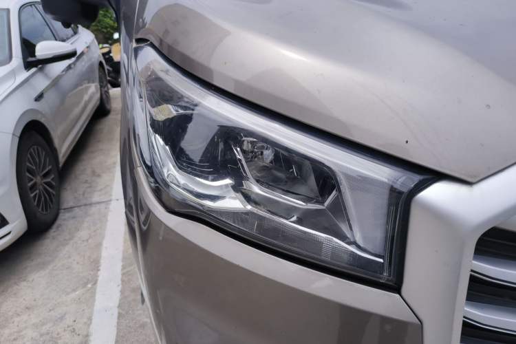 Used SAIC MAXUS Xintu V90 2022 2.0T AMT Yunjie Front-Wheel-Drive Short Wheelbase Mid-Roof Design with Single Rear Tire and 6 Seats Right Front Headlight