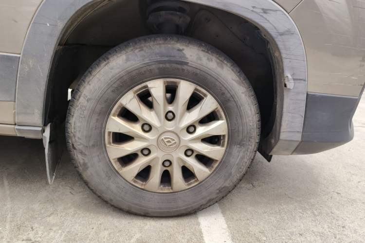 Used SAIC MAXUS Xintu V90 2022 2.0T AMT Yunjie Front-Wheel-Drive Short Wheelbase Mid-Roof Design with Single Rear Tire and 6 Seats Right Front Wheel Hub