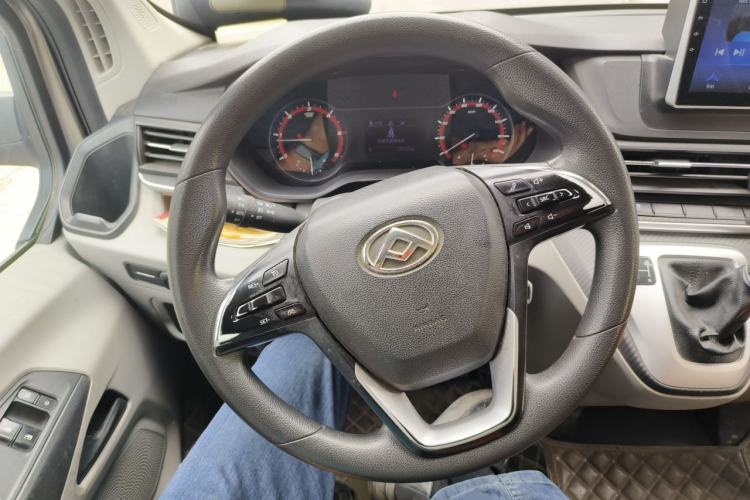 Used SAIC MAXUS Xintu V90 2022 2.0T AMT Yunjie Front-Wheel-Drive Short Wheelbase Mid-Roof Design with Single Rear Tire and 6 Seats Steering Wheel