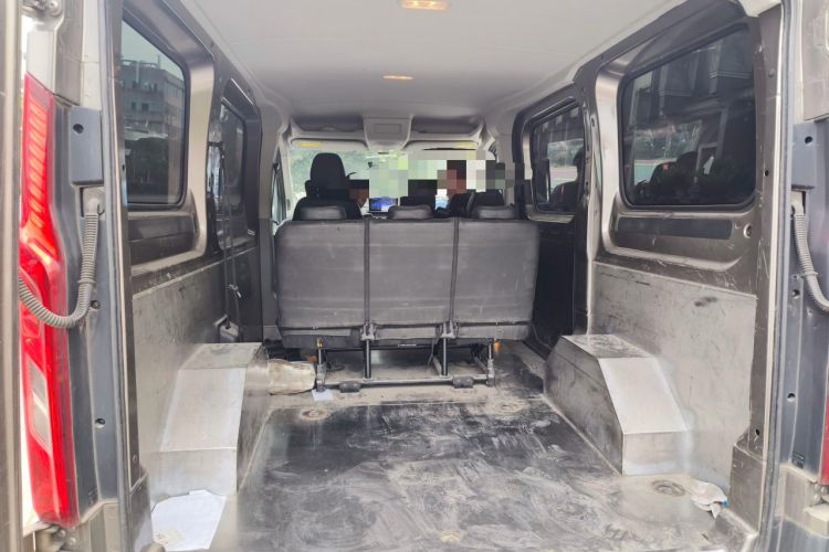 Used SAIC MAXUS Xintu V90 2022 2.0T AMT Yunjie Front-Wheel-Drive Short Wheelbase Mid-Roof Design with Single Rear Tire and 6 Seats Trunk