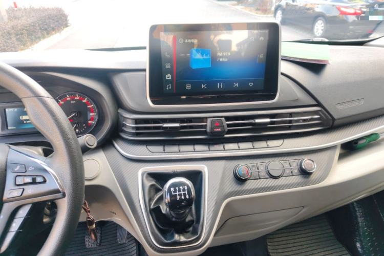 Used SAIC MAXUS Xintu V90 2022 2.0T Manual Zhiyun King Rear-Drive Short Wheelbase Mid-Roof Design with Single Rear Tire and 6 Seats Audio And AC Panel