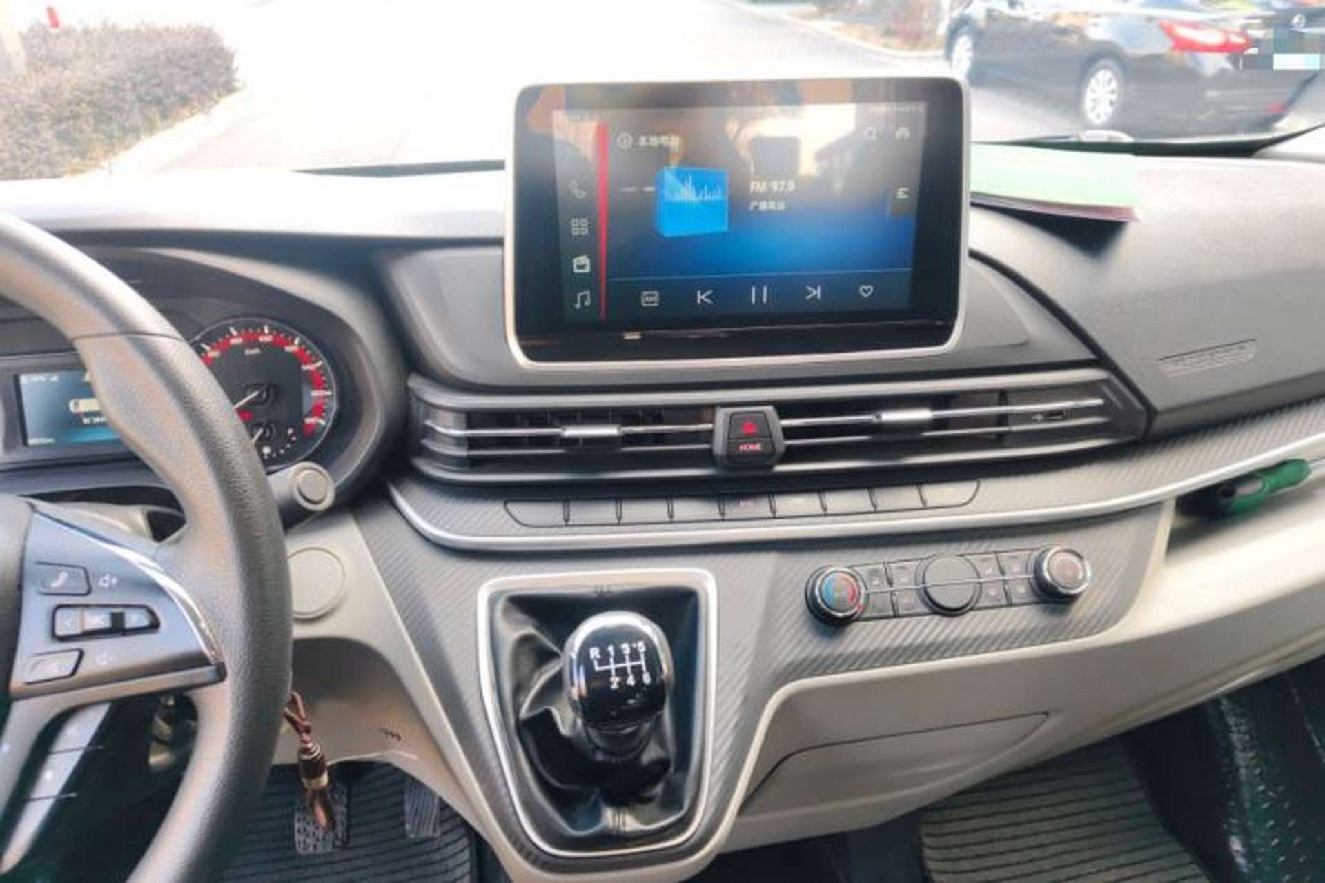 Used SAIC MAXUS Xintu V90 2022 2.0T Manual Zhiyun King Rear-Drive Short Wheelbase Mid-Roof Design with Single Rear Tire and 6 Seats Audio And AC Panel