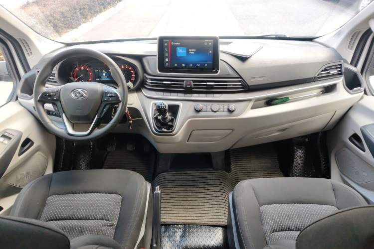Used SAIC MAXUS Xintu V90 2022 2.0T Manual Zhiyun King Rear-Drive Short Wheelbase Mid-Roof Design with Single Rear Tire and 6 Seats Center Console