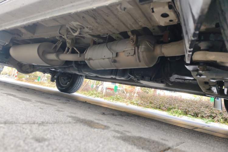 Used SAIC MAXUS Xintu V90 2022 2.0T Manual Zhiyun King Rear-Drive Short Wheelbase Mid-Roof Design with Single Rear Tire and 6 Seats Chassis Front Right