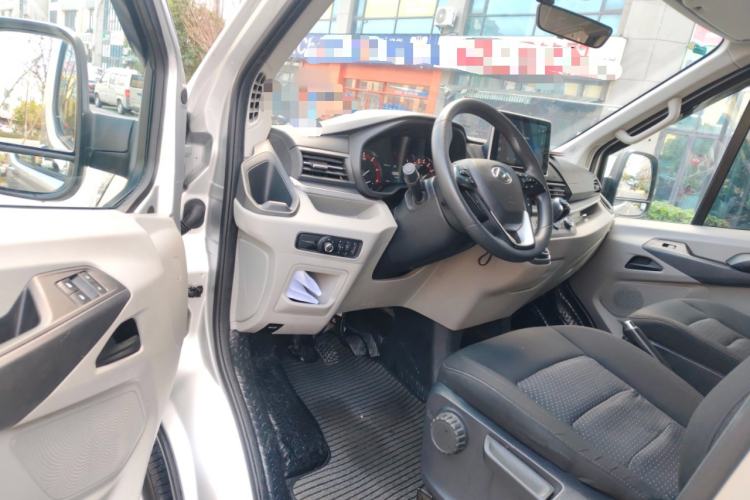 Used SAIC MAXUS Xintu V90 2022 2.0T Manual Zhiyun King Rear-Drive Short Wheelbase Mid-Roof Design with Single Rear Tire and 6 Seats Driver Seat