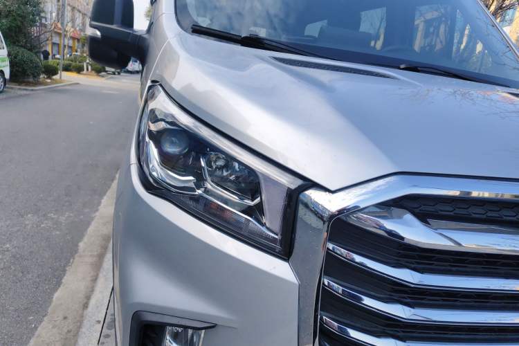 Used SAIC MAXUS Xintu V90 2022 2.0T Manual Zhiyun King Rear-Drive Short Wheelbase Mid-Roof Design with Single Rear Tire and 6 Seats Exterior 1