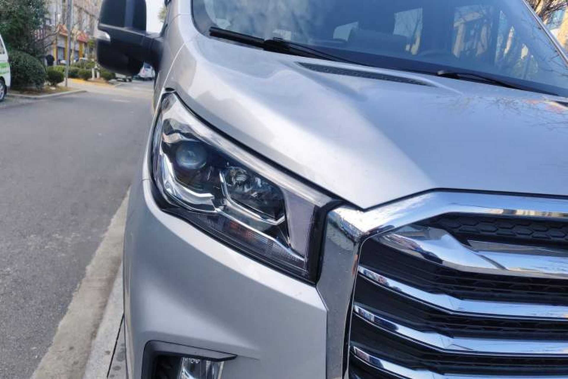 Used SAIC MAXUS Xintu V90 2022 2.0T Manual Zhiyun King Rear-Drive Short Wheelbase Mid-Roof Design with Single Rear Tire and 6 Seats Exterior 1