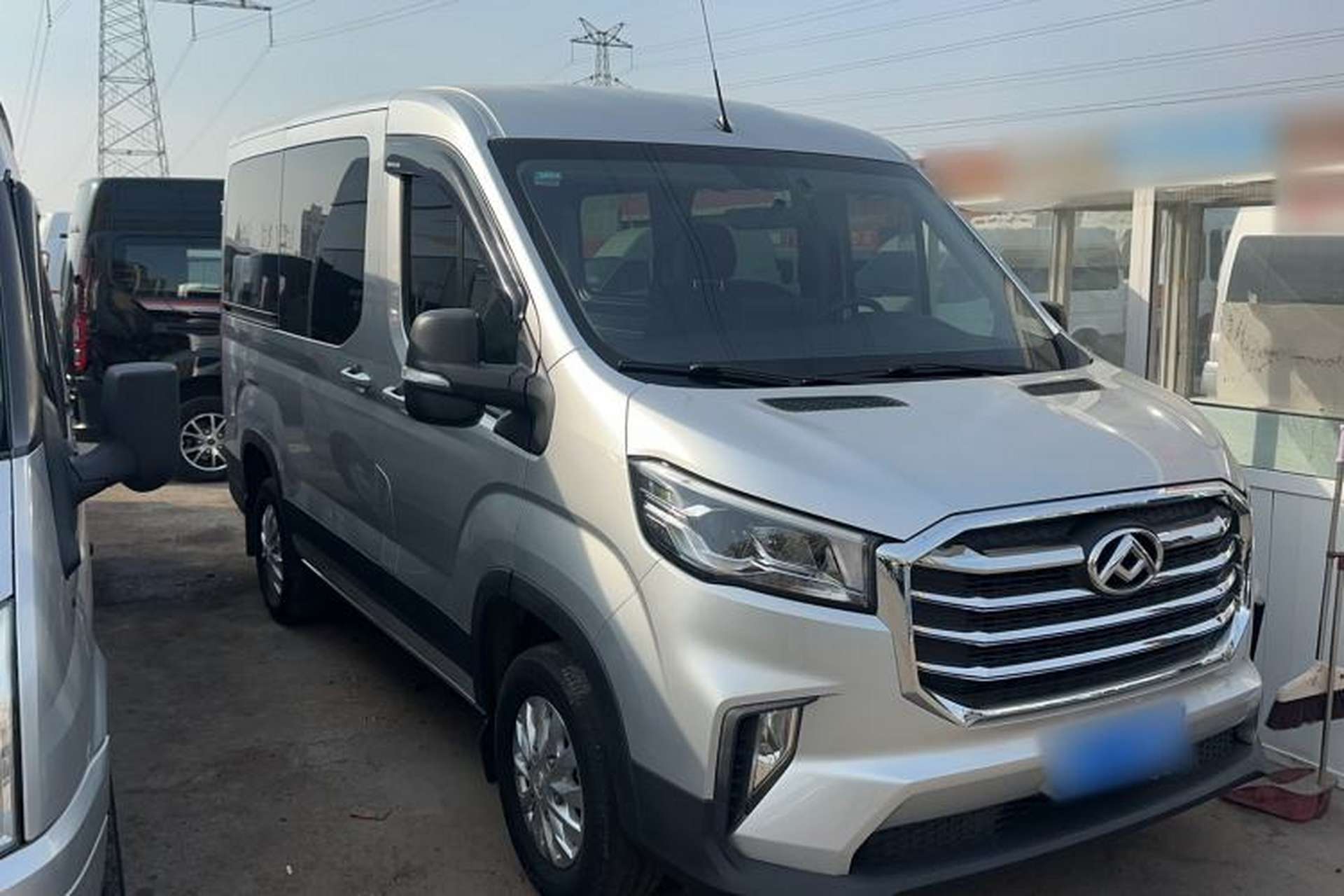 Used SAIC MAXUS Xintu V90 2022 2.0T Manual Zhiyun King Rear-Drive Short Wheelbase Mid-Roof Design with Single Rear Tire and 6 Seats Exterior 3
