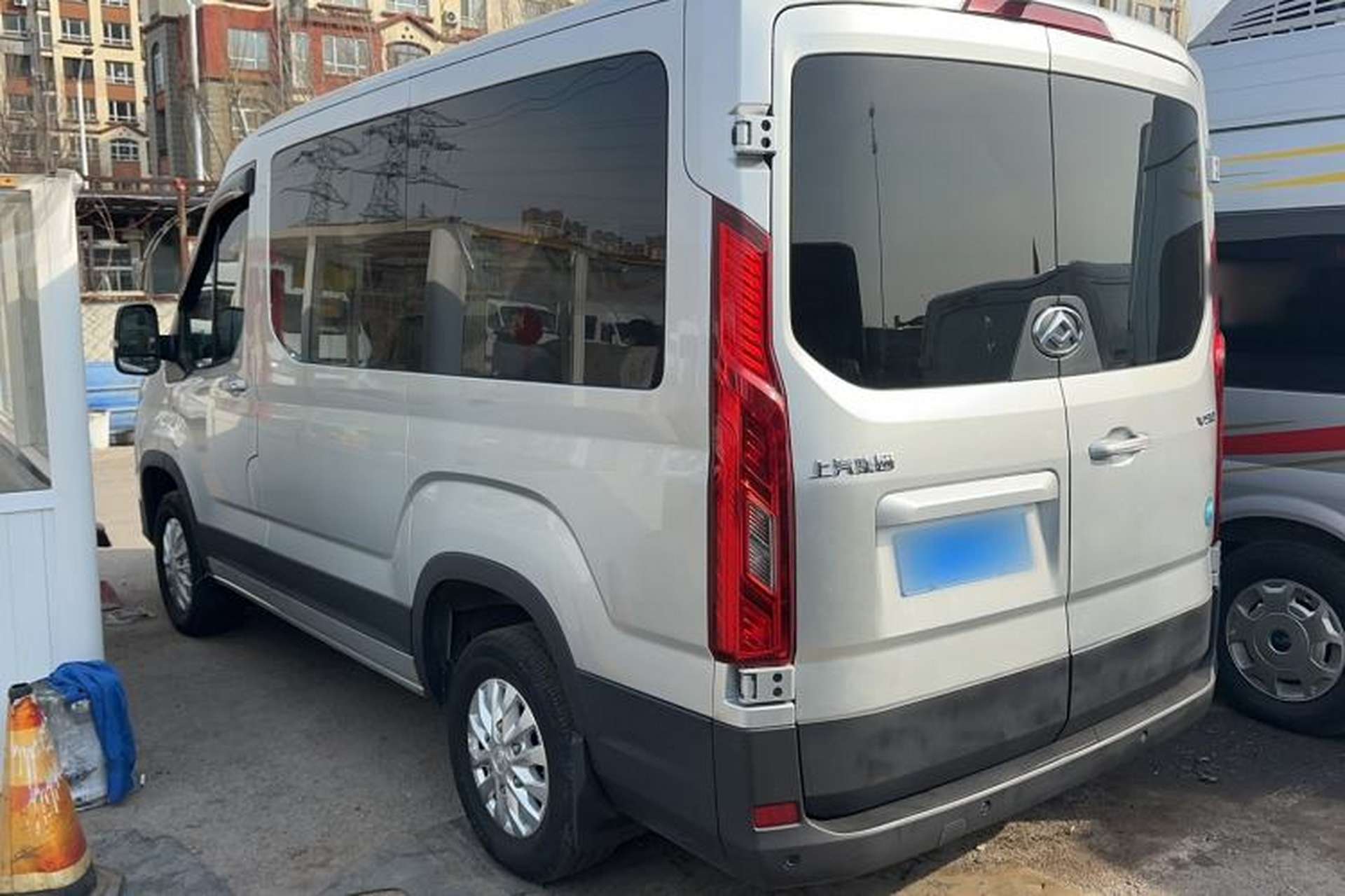 Used SAIC MAXUS Xintu V90 2022 2.0T Manual Zhiyun King Rear-Drive Short Wheelbase Mid-Roof Design with Single Rear Tire and 6 Seats Exterior 5