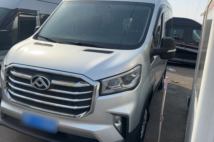 Used SAIC MAXUS Xintu V90 2022 2.0T Manual Zhiyun King Rear-Drive Short Wheelbase Mid-Roof Design with Single Rear Tire and 6 Seats Exterior 6