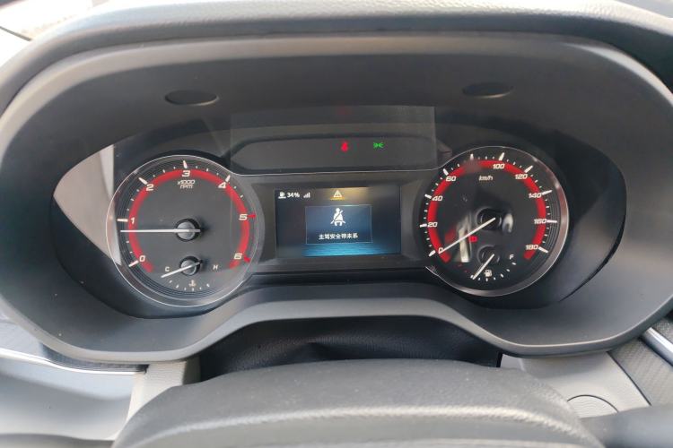 Used SAIC MAXUS Xintu V90 2022 2.0T Manual Zhiyun King Rear-Drive Short Wheelbase Mid-Roof Design with Single Rear Tire and 6 Seats Instrument Cluster