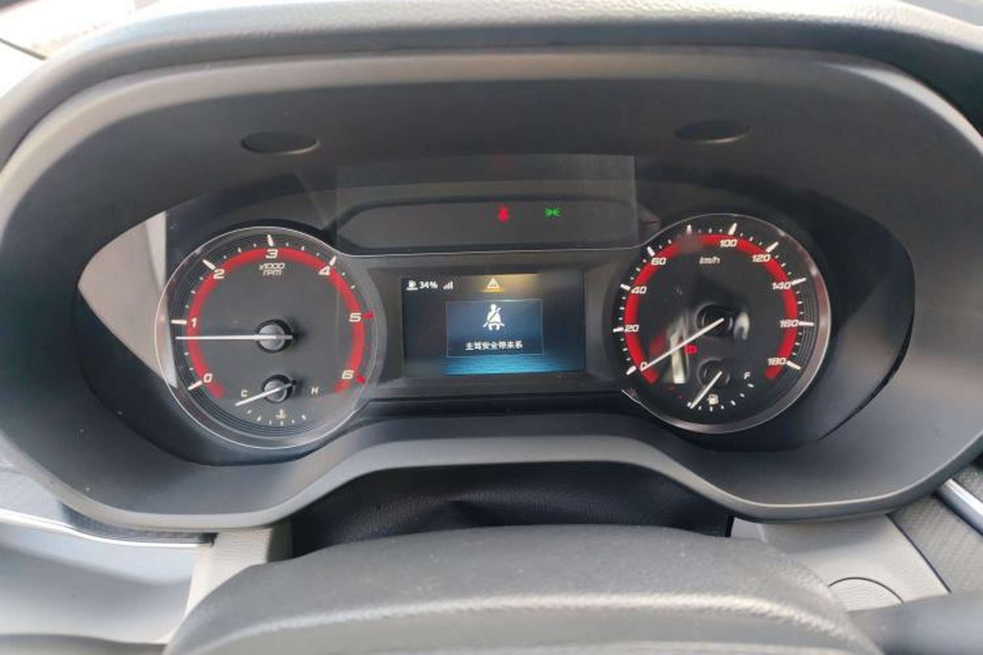Used SAIC MAXUS Xintu V90 2022 2.0T Manual Zhiyun King Rear-Drive Short Wheelbase Mid-Roof Design with Single Rear Tire and 6 Seats Instrument Cluster