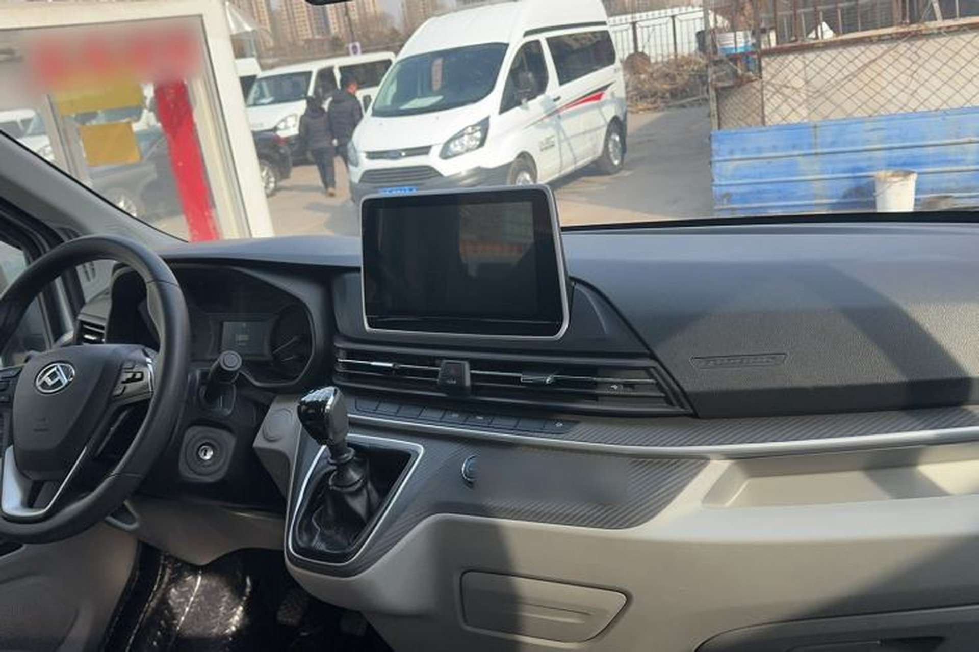 Used SAIC MAXUS Xintu V90 2022 2.0T Manual Zhiyun King Rear-Drive Short Wheelbase Mid-Roof Design with Single Rear Tire and 6 Seats Interior 3