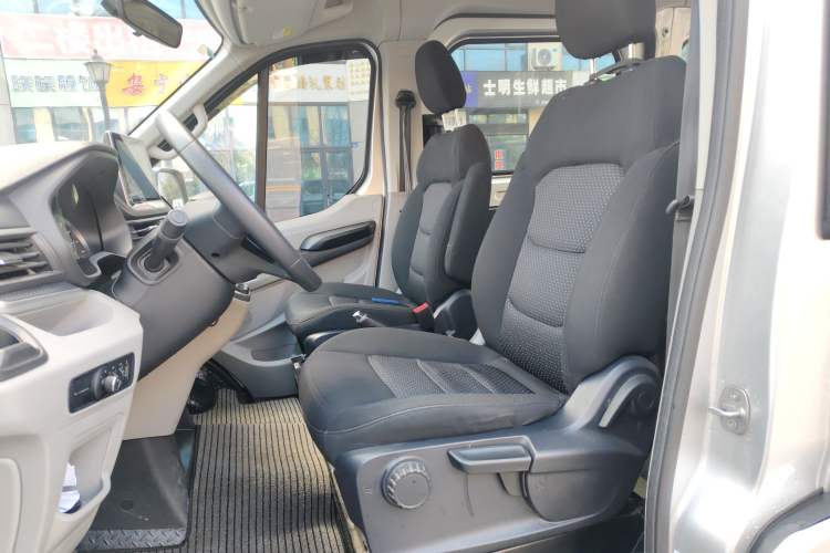 Used SAIC MAXUS Xintu V90 2022 2.0T Manual Zhiyun King Rear-Drive Short Wheelbase Mid-Roof Design with Single Rear Tire and 6 Seats Left Front Seat