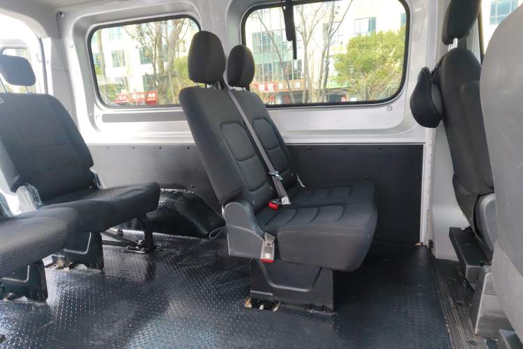Used SAIC MAXUS Xintu V90 2022 2.0T Manual Zhiyun King Rear-Drive Short Wheelbase Mid-Roof Design with Single Rear Tire and 6 Seats Left Rear Seat