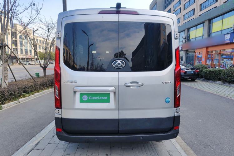 Used SAIC MAXUS Xintu V90 2022 2.0T Manual Zhiyun King Rear-Drive Short Wheelbase Mid-Roof Design with Single Rear Tire and 6 Seats Rear