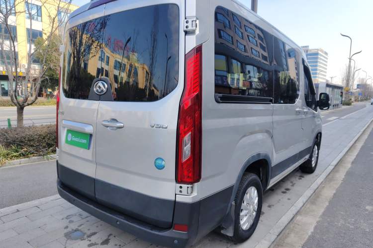 Used SAIC MAXUS Xintu V90 2022 2.0T Manual Zhiyun King Rear-Drive Short Wheelbase Mid-Roof Design with Single Rear Tire and 6 Seats Rear Right 45 Deg
