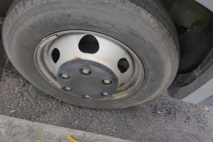 Used SAIC MAXUS Xintu V90  Right Front Wheel Hub