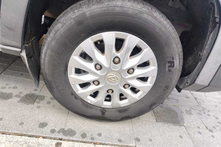Used SAIC MAXUS Xintu V90 2022 2.0T Manual Zhiyun King Rear-Drive Short Wheelbase Mid-Roof Design with Single Rear Tire and 6 Seats Right Front Wheel Hub