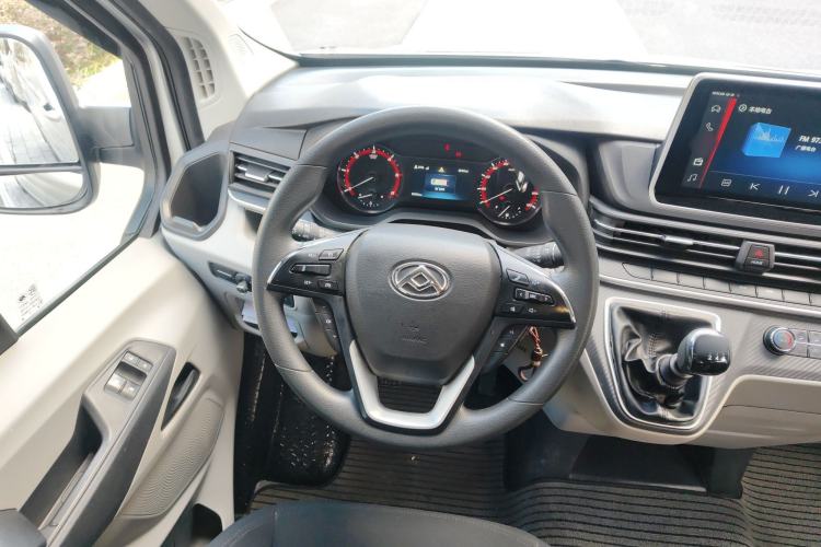 Used SAIC MAXUS Xintu V90 2022 2.0T Manual Zhiyun King Rear-Drive Short Wheelbase Mid-Roof Design with Single Rear Tire and 6 Seats Steering Wheel