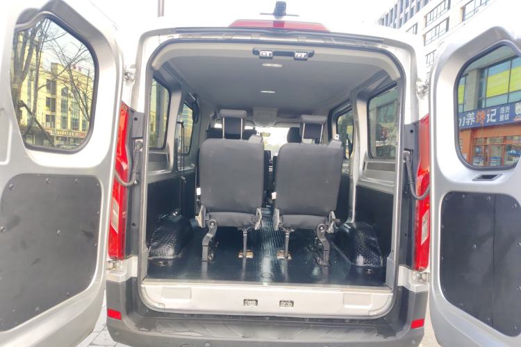Used SAIC MAXUS Xintu V90 2022 2.0T Manual Zhiyun King Rear-Drive Short Wheelbase Mid-Roof Design with Single Rear Tire and 6 Seats Trunk
