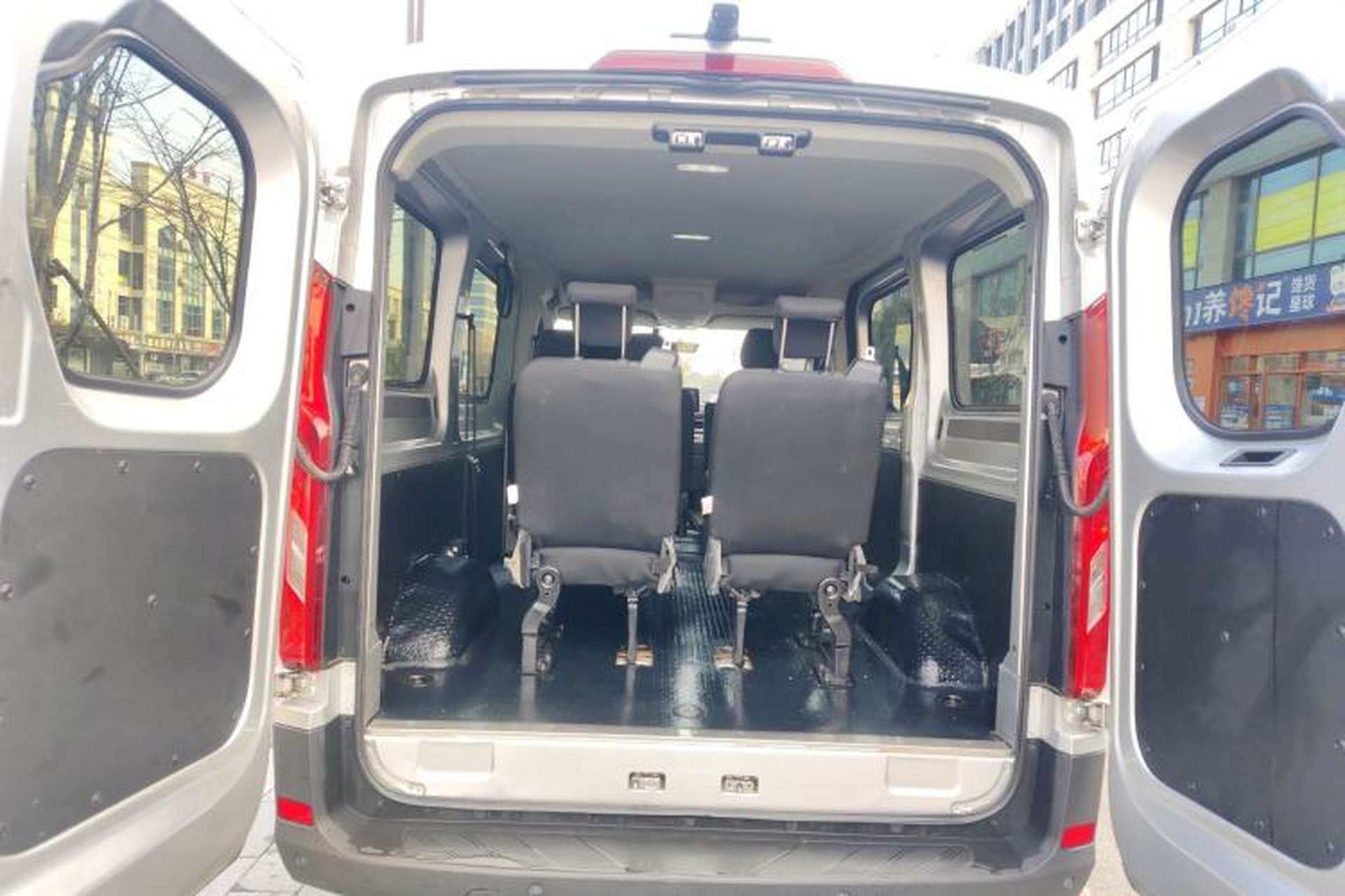Used SAIC MAXUS Xintu V90 2022 2.0T Manual Zhiyun King Rear-Drive Short Wheelbase Mid-Roof Design with Single Rear Tire and 6 Seats Trunk