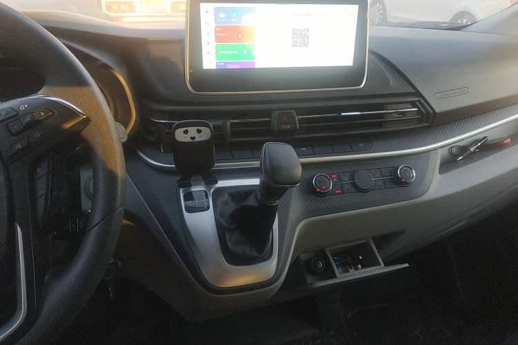 Used SAIC MAXUS Xintu V90 2022 2.0T AMT Yunjie Front-Wheel-Drive Long Wheelbase High-Roof Single-Tire Rear 7-Seater Audio And AC Panel