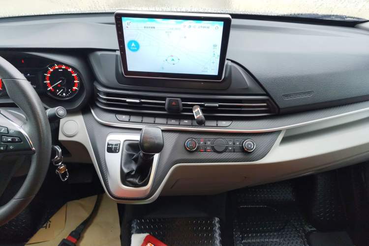 Used SAIC MAXUS Xintu V90 2022 2.0T AMT Yunjie Front-Wheel-Drive Long Wheelbase High-Roof Single-Tire Rear 7-Seater Audio And AC Panel