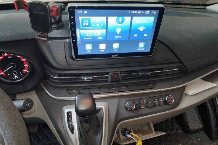 Used SAIC MAXUS Xintu V90 2022 2.0T Automatic Zhiyun King Rear-Drive Long Wheelbase High-Roof Design with Single Rear Tire—6/7 Seater Audio And AC Panel